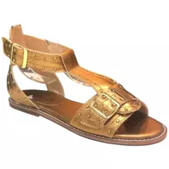 Sandália feminina rasteira em couro metalizado bronze com detalhes em fivelas e tachas.