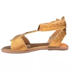 Sandália feminina rasteira em couro metalizado bronze com detalhes em tachas douradas