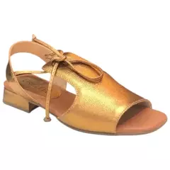 Sandália feminina de couro bronze com salto baixo e detalhe de amarração lateral
