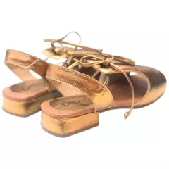 Sandália feminina de couro bronze com salto baixo e detalhe em laço, modelo Gruller 68091