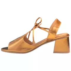 Sandália feminina com salto bloco em couro metalizado bronze, modelo Gruller 93102.