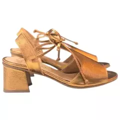 Sandália feminina de salto bloco em couro metalizado bronze, com design elegante e tira ajustável.