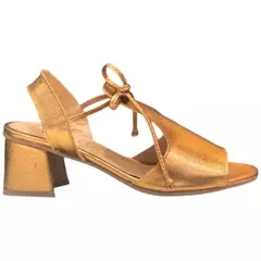 Sandália feminina de couro metalizado bronze com salto bloco médio e detalhe de amarração frontal