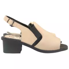 Sandália feminina de couro off white com salto bloco médio e tiras laterais pretas