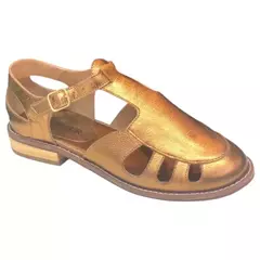 Sandália fisherman de couro metalizado na cor bronze, com recortes e fechamento em fivela.