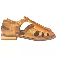 Sandália fisherman de couro metalizado na cor bronze, com recortes e fechamento em fivela.