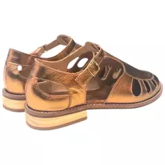 Sandália fisherman de couro metalizado na cor bronze, com recortes e fechamento em fivela.