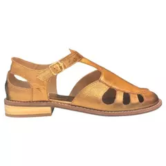 Sandália fisherman de couro metalizado na cor bronze, com recortes e fechamento em fivela.