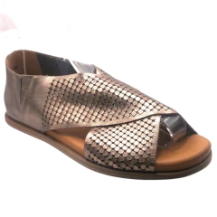 Sandália aberta feminina cinza com textura escamada e recortes, solado baixo e estilo contemporâneo - Orcade