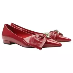 Calçado feminino vermelho bico fino com laço frontal e salto baixo, ideal para looks clássicos e confortáveis - Vicenza