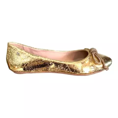 Sapatilha feminina com acabamento metalizado dourado e prata, bico arredondado e laço decorativo - elegante e confortável - Maithe