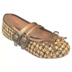 Sapatilha estampada pied-de-poule com fivelas duplas marrons, modelo feminino elegante e atemporal - Maithe