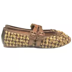 Sapatilha marrom estampada com padrão pied-de-poule e fecho com fivelas decorativas, visual retrô chic - Maithe