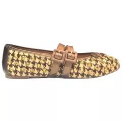 Sapatilha feminina com estampa pied-de-poule em tons terrosos, detalhe em duas fivelas marrom no cabedal e acabamento clássico, ideal para looks elegantes e confortáveis - Maithe