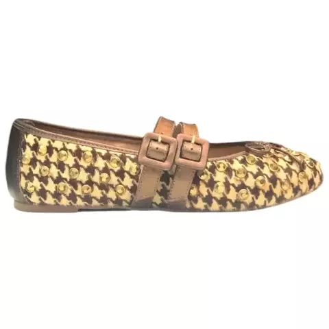 Sapatilha feminina com estampa pied-de-poule em tons terrosos, detalhe em duas fivelas marrom no cabedal e acabamento clássico, ideal para looks elegantes e confortáveis - Maithe