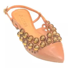Sapato flat slingback nude com pedrarias douradas e bico fino, calçado elegante para eventos e ocasiões especiais - Maithe