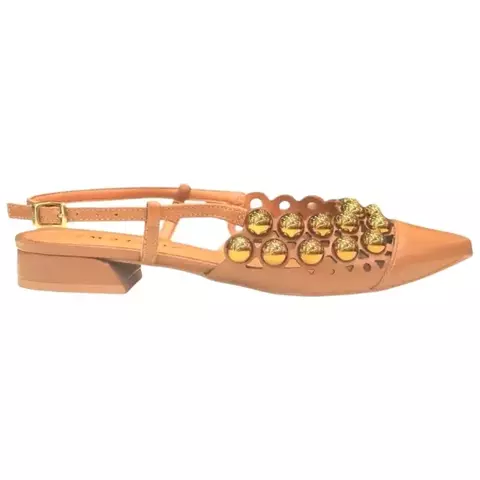 Flat slingback feminina nude com bico fino, tira com fivela lateral e aplicação de pedrarias douradas no cabedal, ideal para looks sofisticados e elegantes - Maithe