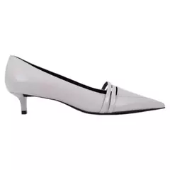 Scarpin feminino cinza com bico fino e salto baixo fino kitten heel - sapato elegante para looks de trabalho, festas e ocasiões formais. 