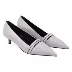 Scarpin feminino cinza com bico fino e salto baixo fino kitten heel - sapato elegante para looks sofisticados e confortáveis. 