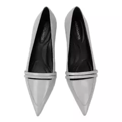 Scarpin feminino cinza com bico fino e salto baixo fino kitten heel - sapato elegante para looks sofisticados e confortáveis. 