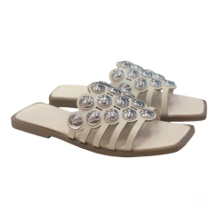 FLAT SLIDE OFF WHITE COM TACHAS PRATA LOUCOS E SANTOS L12473023 - PISTA LIVRE