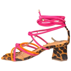 SANDÁLIA FEMININA SALTO BLOCO AMARRAÇÃO LARANJA/PINK ANIMAL PRINT SANTA FLOR 345025 na internet