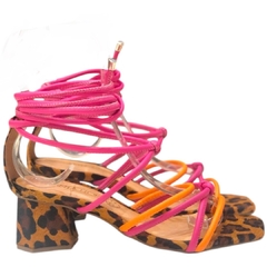 SANDÁLIA FEMININA SALTO BLOCO AMARRAÇÃO LARANJA/PINK ANIMAL PRINT SANTA FLOR 345025 - PISTA LIVRE