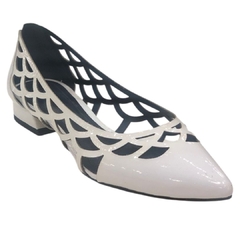 SAPATILHA FEMININA COURO VAZADA BICO FINO VERNIZ BRANCO MAITHE 082B42 - comprar online