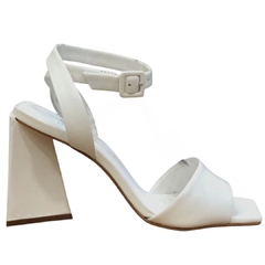 SANDÁLIA FEMININA COURO SALTO ALTO TRIÂNGULO BRANCO CARRANO 428043