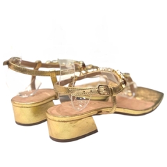SANDÁLIA FEMININA SALTO BLOCO BAIXO METALIZADA DOURADO PEDRARIA SANTA FLOR 332039 - PISTA LIVRE