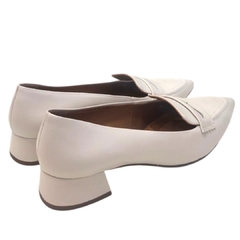 SCARPIN COURO OFF WHITE BICO FINO LOUCOS E SANTOS L19814001 - PISTA LIVRE