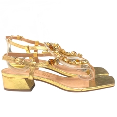 SANDÁLIA FEMININA SALTO BLOCO BAIXO METALIZADA DOURADO PEDRARIA SANTA FLOR 332039 - loja online