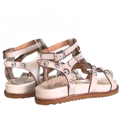 SANDÁLIA BIRKEN COURO OFF WHITE TACHAS PRATA RAPHAELLA BOOZ 16123223 - PISTA LIVRE