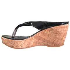 TAMANCO FEMININO PLATAFORMA SOLA ALTURA MÉDIA VERNIZ PRETO RAPHAELLA BOOZ 65323220 na internet