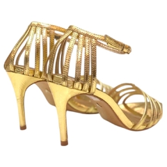 SANDÁLIA FEMININA SALTO MÉDIO FINO BICO FOLHA METALIZADO DOURADO CARRANO 816009 - PISTA LIVRE