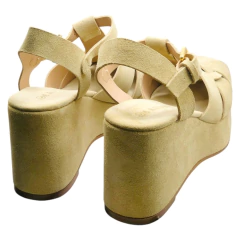 Sandália anabela plataforma feminina bege com salto alto e fechamento por fivela - Maithe