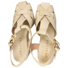 Sandália feminina plataforma em camurça bege com palmilha macia e ajuste de fivela - Maithe