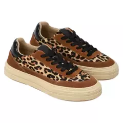 Tênis feminino casual com estampa animal print onça, detalhes em camurça marrom e solado plataforma branco - moda urbana e estilosa.