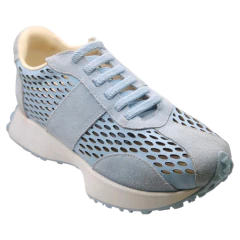 Tênis azul com design vazado e solado esportivo. Visual moderno e respirável, perfeito para quem busca estilo e conforto - Maithe