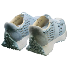 Tênis azul com design futurista e textura perfurada. Calçado respirável e estiloso, indicado para quem valoriza conforto e autenticidade - Maithe