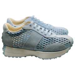 Tênis azul claro com detalhes recortados e solado grosso. Modelo moderno, respirável e ideal para compor looks casuais e esportivos - Maithe