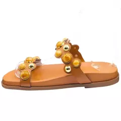 Sandália rasteira feminina marrom com tiras em couro e enfeites em pedras - Santa Flor