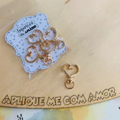 Mosquetão formato coração na internet