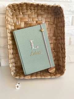 Caderno Assinatura Pequeno Monograma e Nome Floral Menta - comprar online
