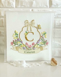 Quadro Maternidade Acrílico Catarina (Monograma Bordado)