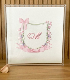 Quadro Maternidade Acrílico Manuela (Monograma Bordado)