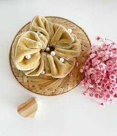 Scrunchie Caramelo com Pérolas