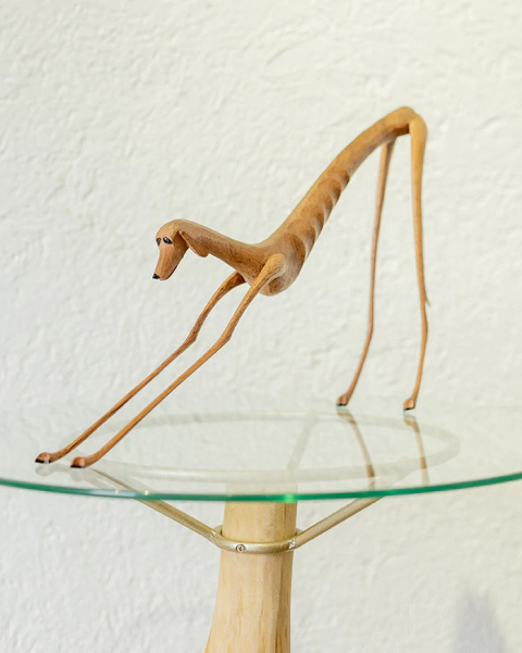 Escultura Cachorro Espreguiçando (Baleia)