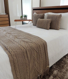 KIT ELOAH CAMA QUEEN * PESEIRA TRICOT 230X60cm + 2 CAPA DE ALMOFADA - Usufruto Home Decor 
