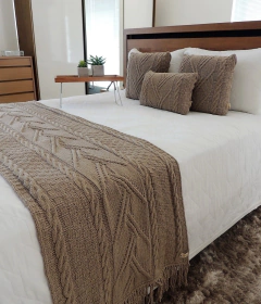 KIT ELOAH CAMA CASAL * PESEIRA TRICOT 200X60cm + 2 CAPA DE ALMOFADA - Usufruto Home Decor 